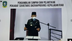 Gubeenur Kepri Ansar Ahmad melantik Lamidi sebagai Pj Sekdaprov Kepri secata virtual. foto ist.