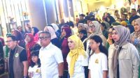 Wakil Gubernur Kepri, Nyanyang Haris Pratamura hadir di kegiatan bakti sosial yang digelar Badan Koordinasi Organisasi Wanita (BKOW) Kepri untuk Anak berkebutuhan Khusus dari Star to Be Community yang dilaksanakan di Atrium One Batam Mall Kota Batam, Sabtu (22/11/2025). F-ist